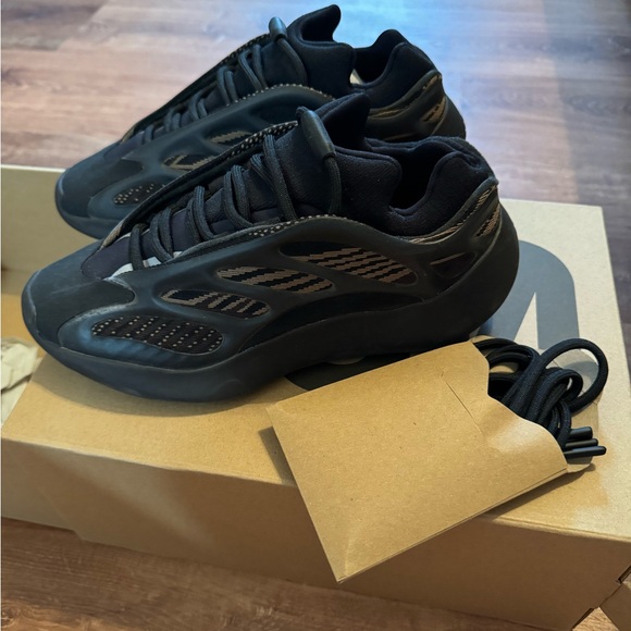 Minimally worn Yeezy 700 clay brown - size 6.5 men’s - Picture 3 of 7